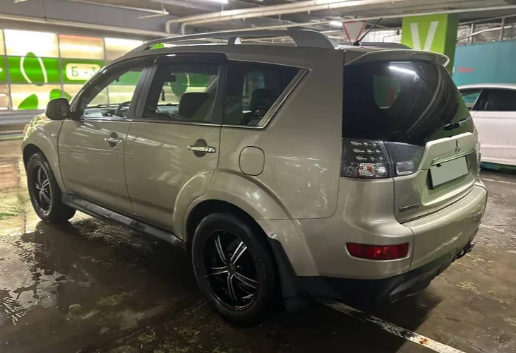 Аренда mitsubishi outlander эконом класса 2008 года в городе Москва от 2400 руб./сутки, полный привод, двигатель: бензин, объем 2.4 литра, ОСАГО (Впишу в полис), без водителя, недорого, вид 2 - RentRide