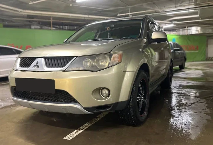 Аренда mitsubishi outlander эконом класса 2008 года в городе Москва от 2400 руб./сутки, полный привод, двигатель: бензин, объем 2.4 литра, ОСАГО (Впишу в полис), без водителя, недорого - RentRide