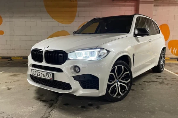 Прокат авто bmw x5 бизнес класса 2015 года в городе Москва от 5900 руб./сутки, полный привод, двигатель: дизель, объем 3 литра, ОСАГО (Впишу в полис), без водителя, недорого - RentRide