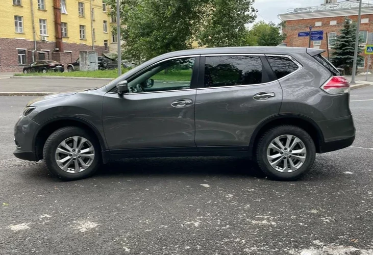 Аренда nissan x-trail комфорт класса 2017 года в городе Москва от 3400 руб./сутки, полный привод, двигатель: бензин, объем 2 литра, ОСАГО (Впишу в полис), без водителя, недорого - RentRide