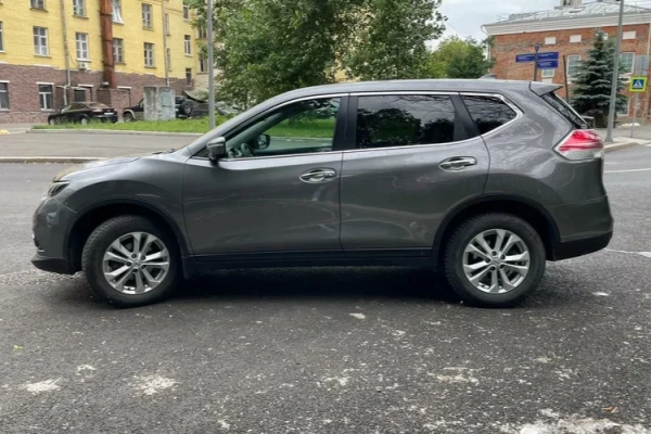 Прокат авто nissan x-trail комфорт класса 2017 года в городе Москва от 3400 руб./сутки, полный привод, двигатель: бензин, объем 2 литра, ОСАГО (Впишу в полис), без водителя, недорого - RentRide