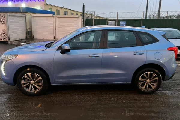 Прокат авто haval jolion комфорт класса 2022 года в городе Санкт-Петербург от 3000 руб./сутки, передний привод, двигатель: бензин, объем 1.5 литров, ОСАГО (Впишу в полис), без водителя, недорого - RentRide