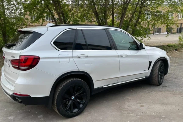 Прокат авто bmw x5 бизнес класса 2015 года в городе Москва от 5800 руб./сутки, полный привод, двигатель: дизель, объем 3 литра, ОСАГО (Впишу в полис), без водителя, недорого - RentRide