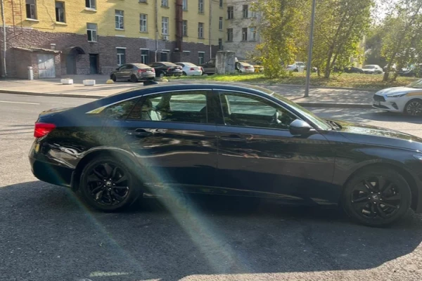 Прокат авто honda accord комфорт класса 2018 года в городе Москва от 3500 руб./сутки, передний привод, двигатель: бензин, объем 1.5 литров, ОСАГО (Впишу в полис), без водителя, недорого - RentRide
