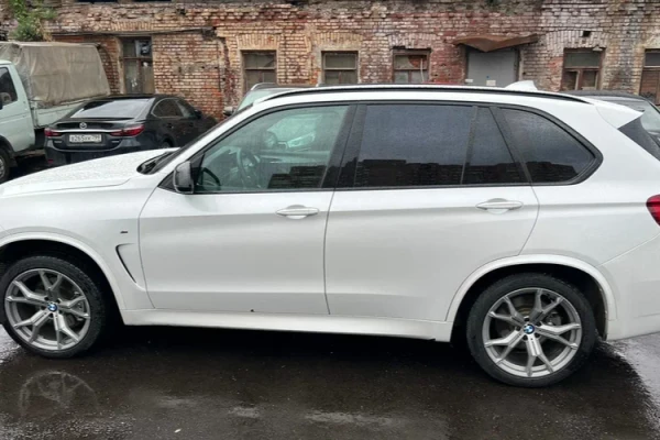 Прокат авто bmw x5 бизнес класса 2017 года в городе Москва от 6600 руб./сутки, полный привод, двигатель: дизель, объем 3 литра, ОСАГО (Впишу в полис), без водителя, недорого - RentRide