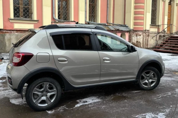 Прокат авто renault sandero эконом класса 2019 года в городе Москва от 2000 руб./сутки, передний привод, двигатель: бензин, объем 1.6 литров, ОСАГО (Впишу в полис), без водителя, недорого - RentRide