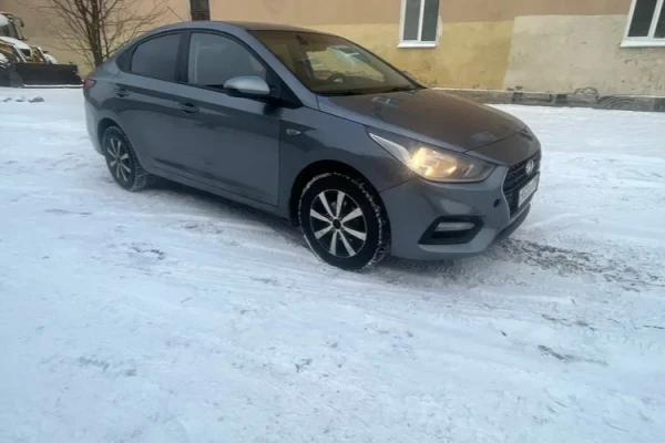 Прокат авто hyundai solaris эконом класса 2017 года в городе Москва от 2100 руб./сутки, передний привод, двигатель: бензин, объем 1.4 литра, ОСАГО (Впишу в полис), без водителя, недорого - RentRide