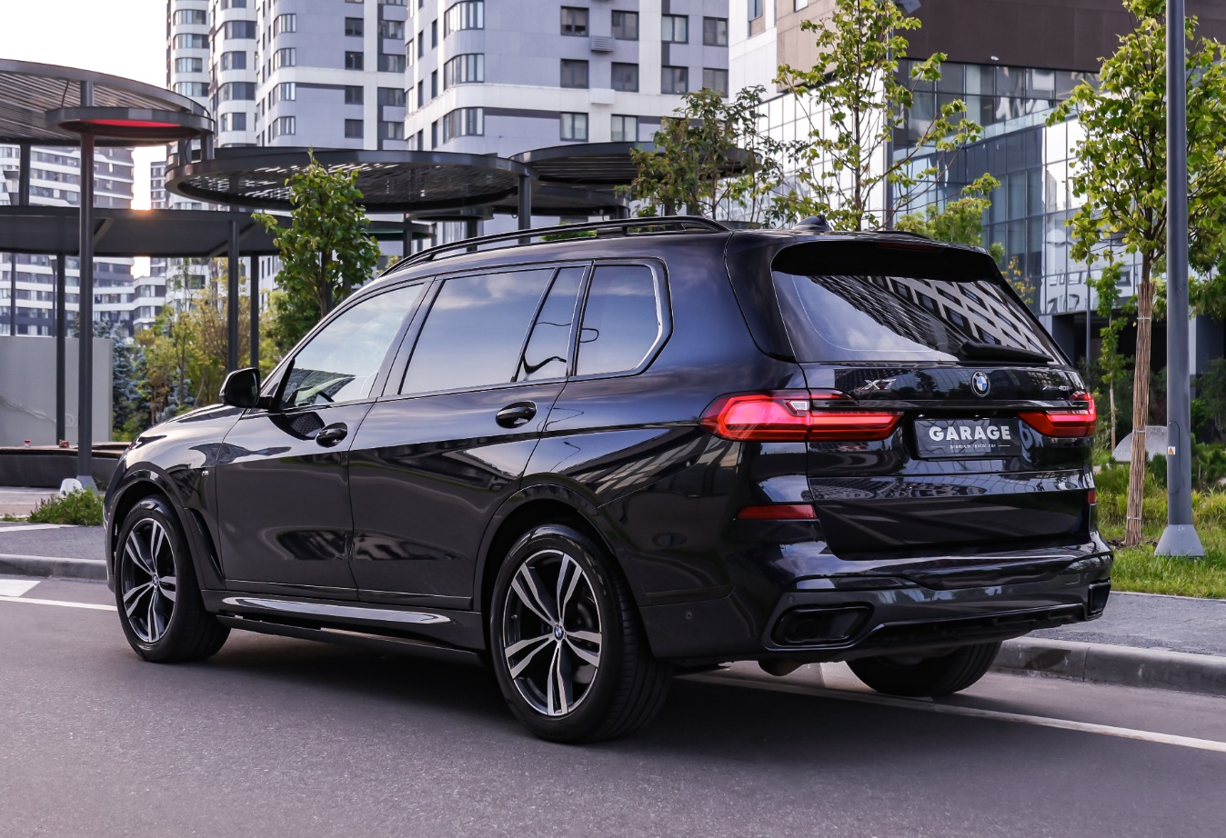 Аренда bmw x7-xdrive-m-sport премиум класса 2020 года в городе Москва Авиамоторная от 18400 руб./сутки, полный привод, двигатель: бензин, объем 3 литра, каско (Мультидрайв), ОСАГО (Мультидрайв), без водителя, недорого, вид 3 - RentRide