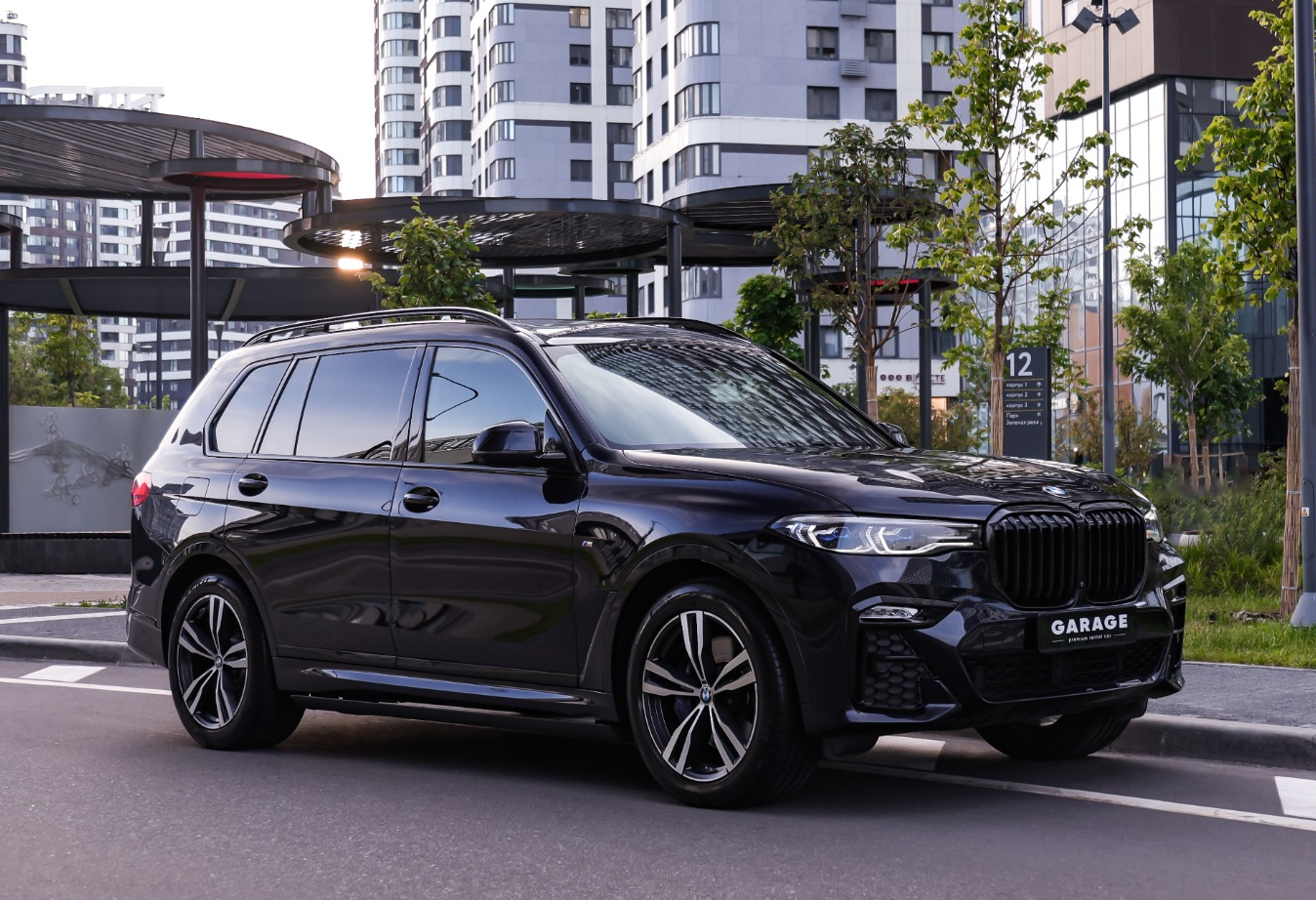 Аренда bmw x7-xdrive-m-sport премиум класса 2020 года в городе Москва Авиамоторная от 18400 руб./сутки, полный привод, двигатель: бензин, объем 3 литра, каско (Мультидрайв), ОСАГО (Мультидрайв), без водителя, недорого - RentRide