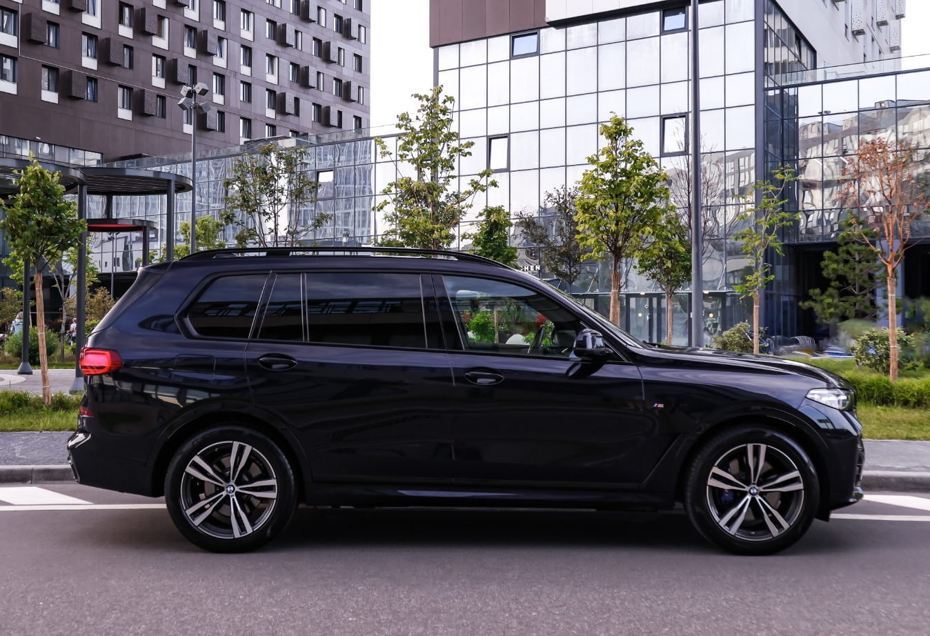 Аренда bmw x7-xdrive-m-sport премиум класса 2020 года в городе Москва Авиамоторная от 18400 руб./сутки, полный привод, двигатель: бензин, объем 3 литра, каско (Мультидрайв), ОСАГО (Мультидрайв), без водителя, недорого, вид 2 - RentRide