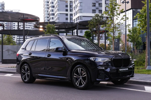 Прокат авто bmw x7-xdrive-m-sport премиум класса 2020 года в городе Москва Авиамоторная от 18400 руб./сутки, полный привод, двигатель: бензин, объем 3 литра, каско (Мультидрайв), ОСАГО (Мультидрайв), без водителя, недорого - RentRide