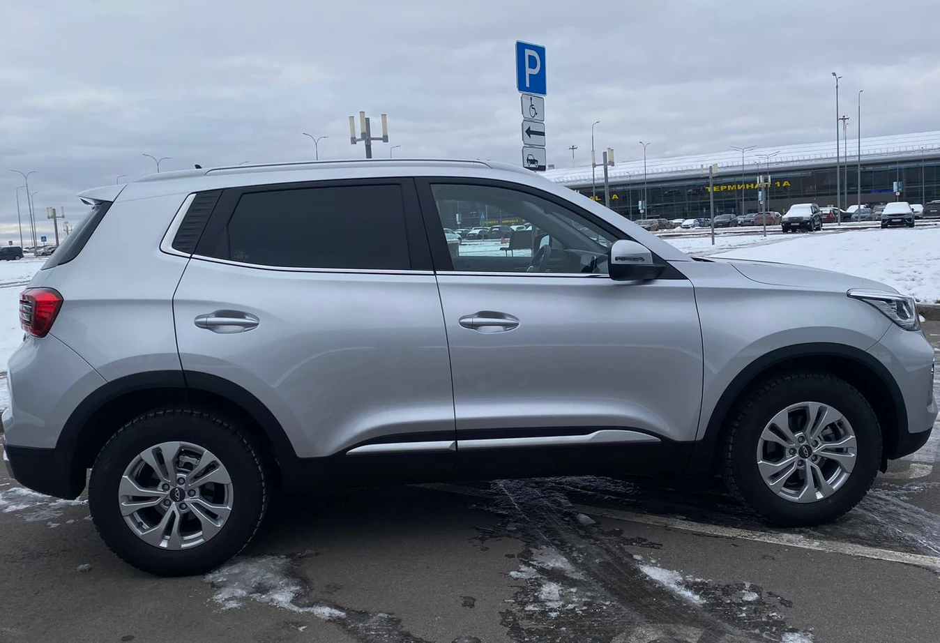 Аренда chery tiggo-4 стандарт класса 2024 года в городе Москва от 3300 руб./сутки, передний привод, двигатель: бензин, объем 1.5 литров, каско (Мультидрайв), ОСАГО (Мультидрайв), без водителя, недорого, вид 6 - RentRide