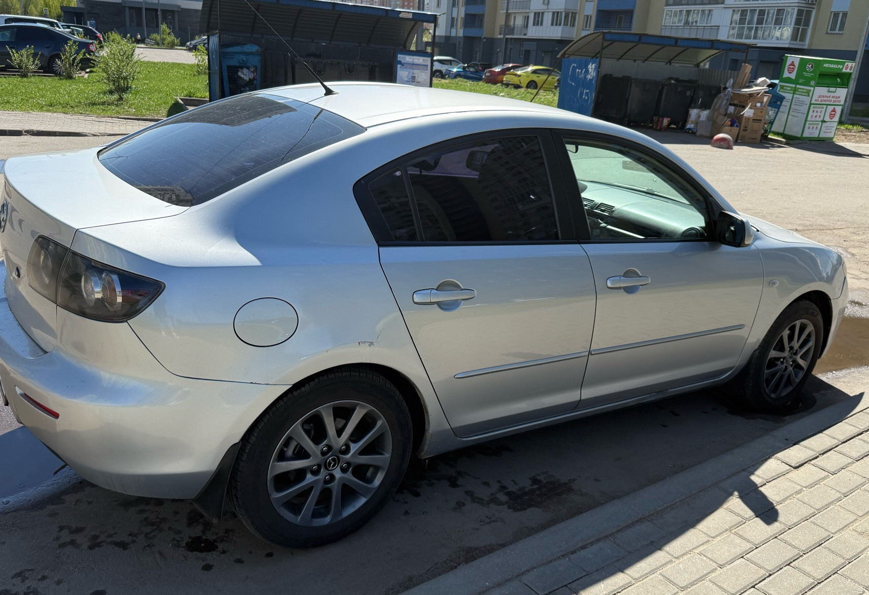 Аренда mazda 3 эконом класса 2008 года в городе Москва Алтуфьево от 2400 руб./сутки, передний привод, двигатель: бензин, объем 1.6 литров, ОСАГО (Мультидрайв), без водителя, недорого, вид 2 - RentRide
