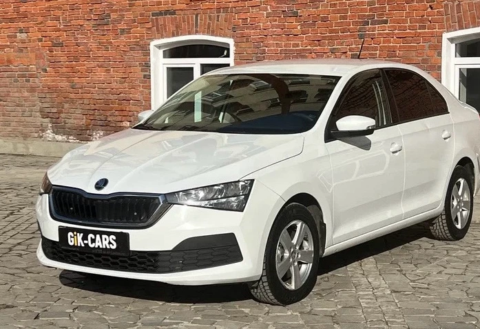 Аренда skoda rapid стандарт класса 2022 года в городе Москва Нагорная от 3600 руб./сутки, передний привод, двигатель: бензин, объем 1.6 литров, ОСАГО (Впишу в полис), без водителя, недорого - RentRide