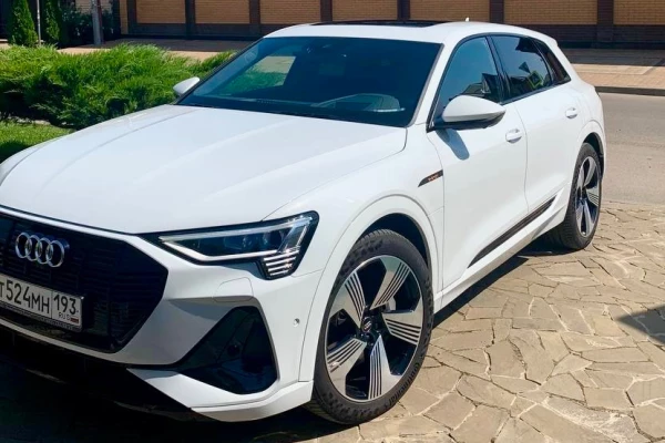 Прокат авто audi e-tron премиум класса 2020 года в городе Краснодар от 14000 руб./сутки, полный привод, двигатель: электро, ОСАГО (Впишу в полис), без водителя, недорого - RentRide