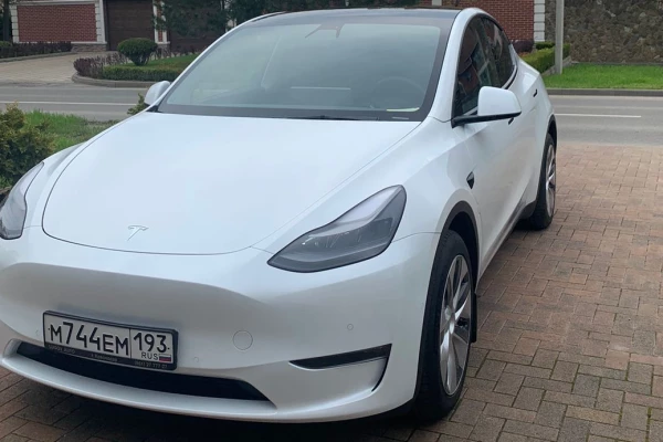 Прокат авто tesla model-y премиум класса 2021 года в городе Краснодар от 11200 руб./сутки, полный привод, ОСАГО (Впишу в полис), без водителя, недорого - RentRide