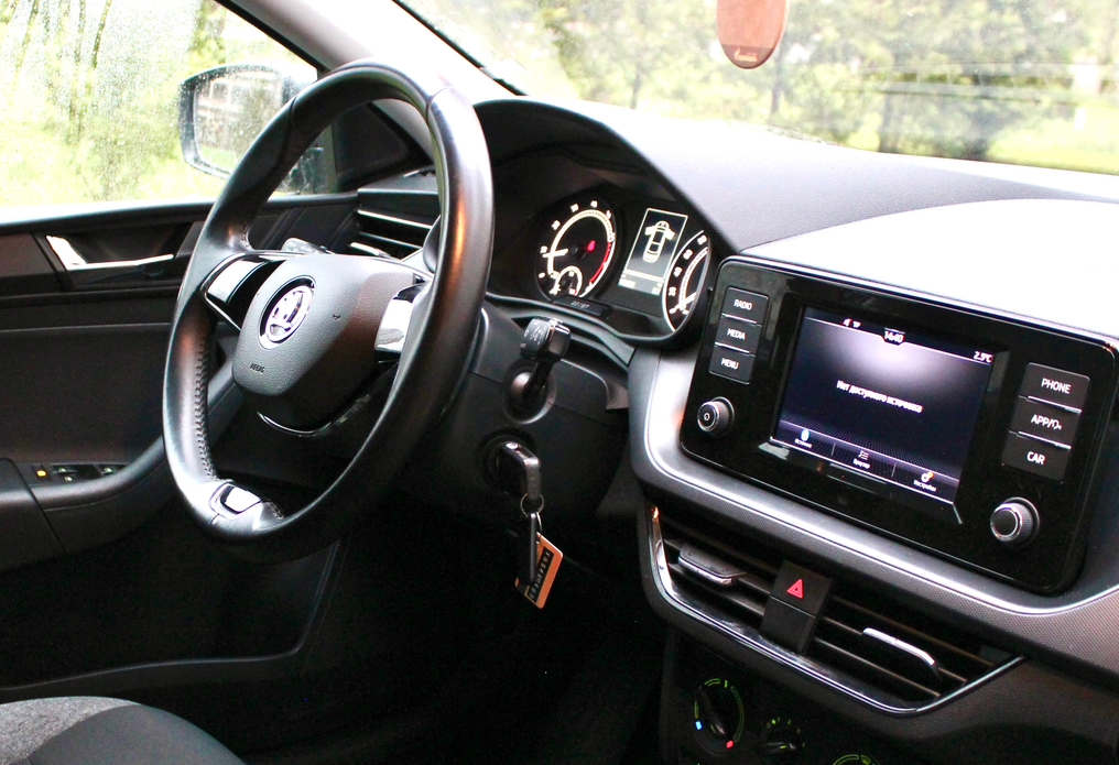 Аренда skoda rapid стандарт класса 2021 года в городе Москва Славянский бульвар от 3000 руб./сутки, передний привод, двигатель: бензин, объем 1.6 литров, каско (Мультидрайв), ОСАГО (Мультидрайв), без водителя, недорого, вид 4 - RentRide