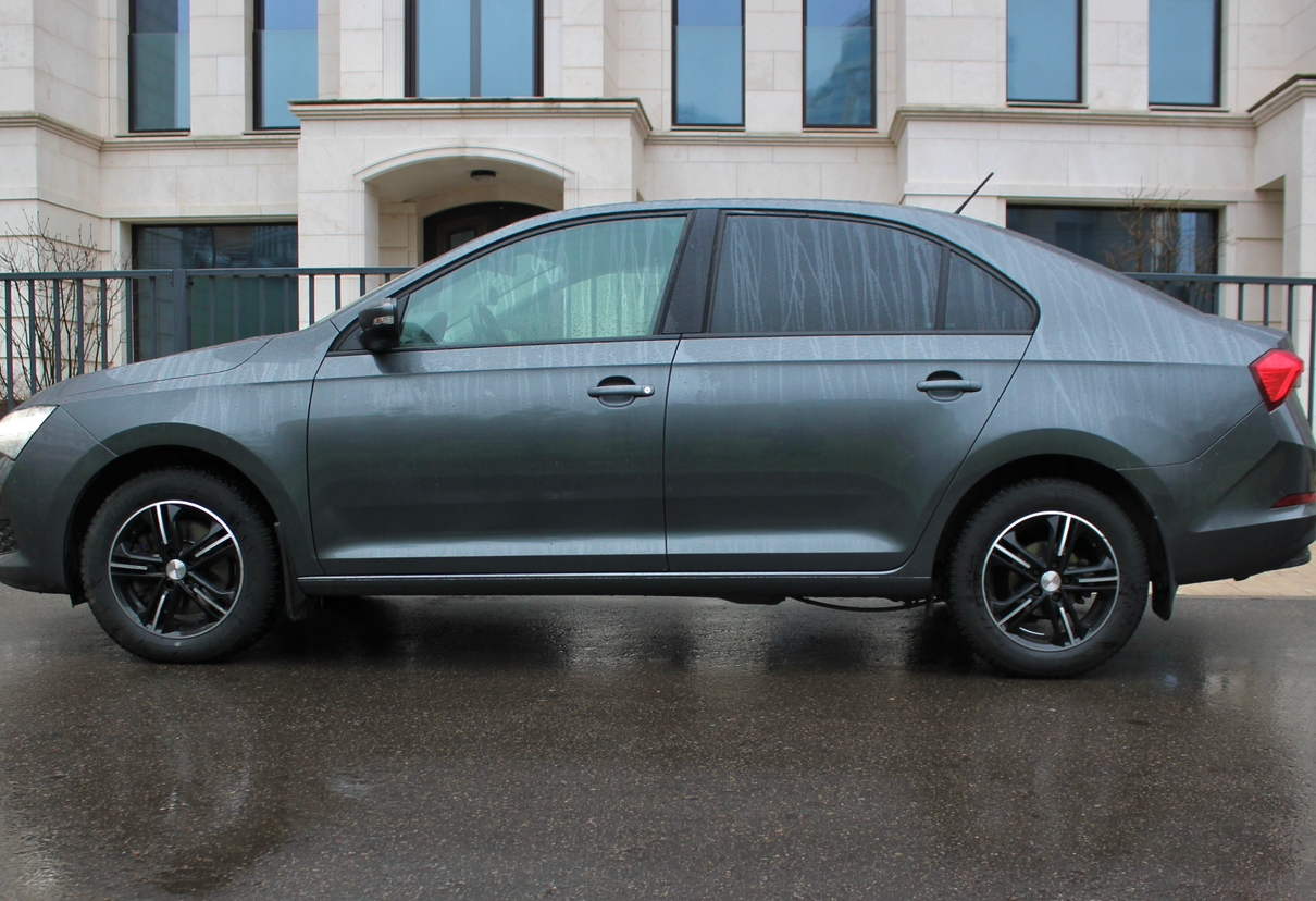 Аренда skoda rapid стандарт класса 2021 года в городе Москва Славянский бульвар от 3000 руб./сутки, передний привод, двигатель: бензин, объем 1.6 литров, каско (Мультидрайв), ОСАГО (Мультидрайв), без водителя, недорого, вид 2 - RentRide