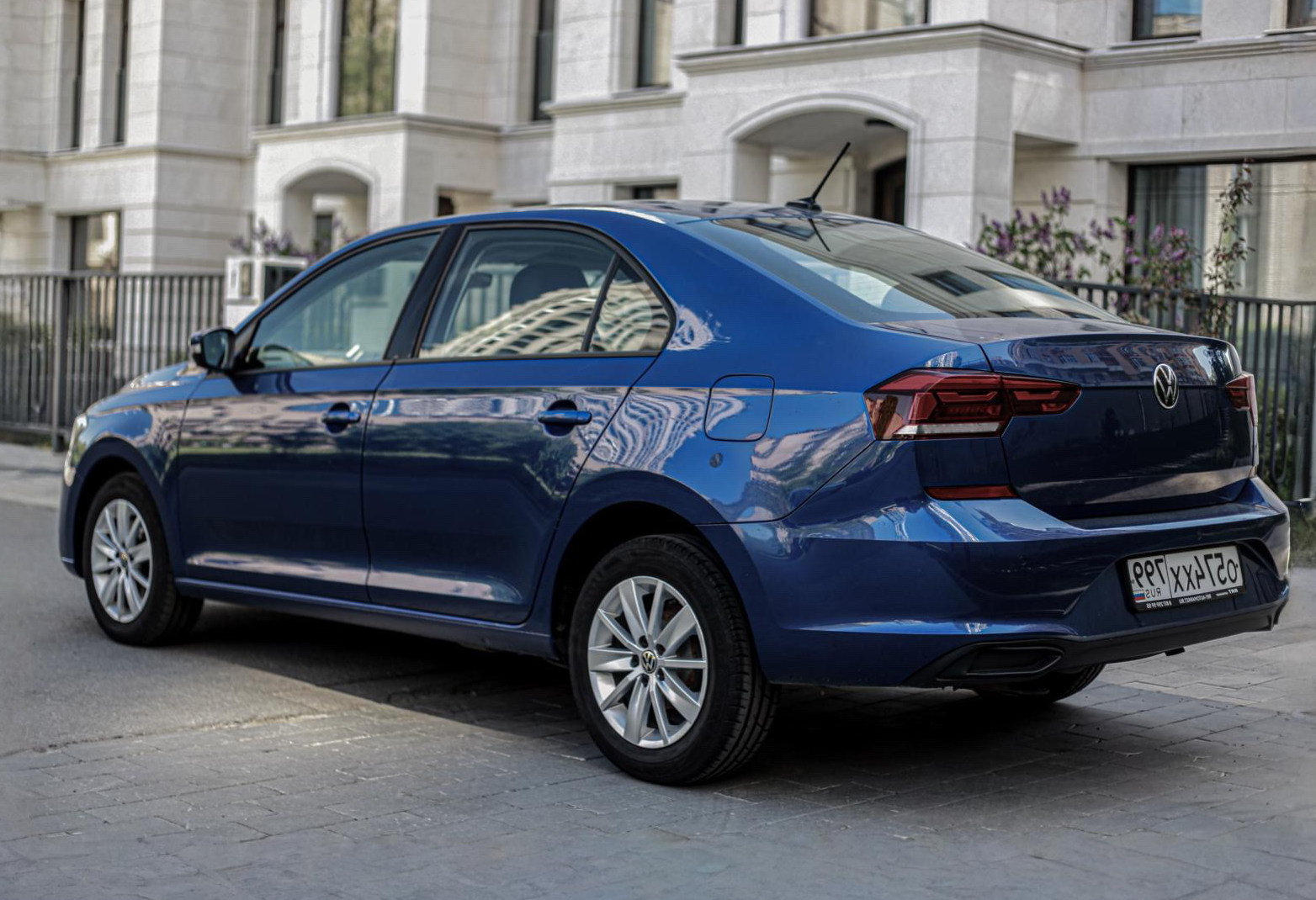 Аренда volkswagen polo эконом класса 2020 года в городе Москва Славянский бульвар от 4100 руб./сутки, передний привод, двигатель: бензин, объем 1.6 литров, каско (Мультидрайв), ОСАГО (Мультидрайв), без водителя, недорого, вид 5 - RentRide