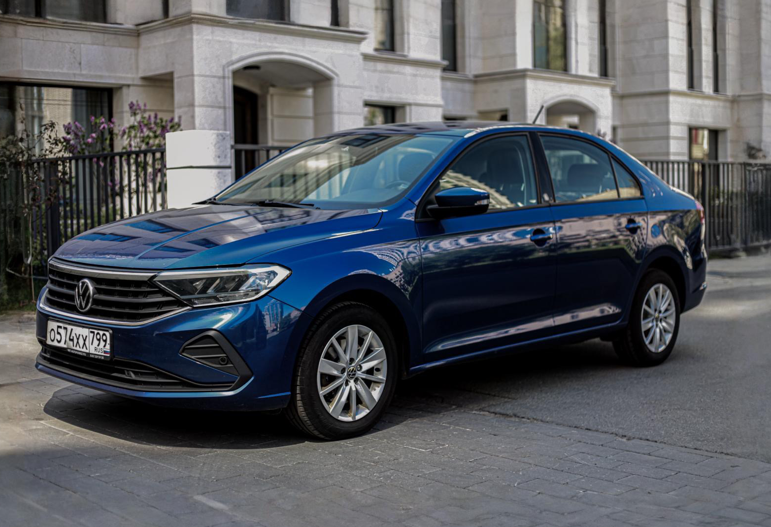 Аренда volkswagen polo эконом класса 2020 года в городе Москва Славянский бульвар от 4100 руб./сутки, передний привод, двигатель: бензин, объем 1.6 литров, каско (Мультидрайв), ОСАГО (Мультидрайв), без водителя, недорого - RentRide