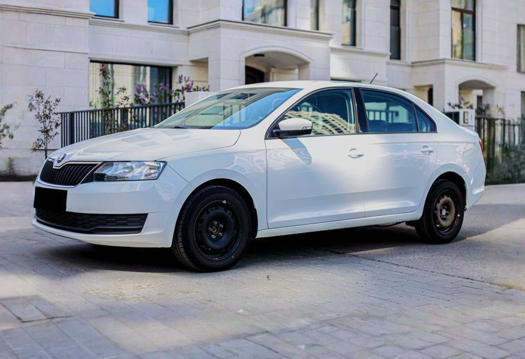Аренда skoda rapid эконом класса 2021 года в городе Москва Славянский бульвар от 2800 руб./сутки, передний привод, двигатель: бензин, объем 1.6 литров, ОСАГО (Впишу в полис), без водителя, недорого - RentRide