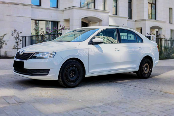 Прокат авто skoda rapid эконом класса 2021 года в городе Москва Славянский бульвар от 4100 руб./сутки, передний привод, двигатель: бензин, объем 1.6 литров, ОСАГО (Впишу в полис), без водителя, недорого - RentRide