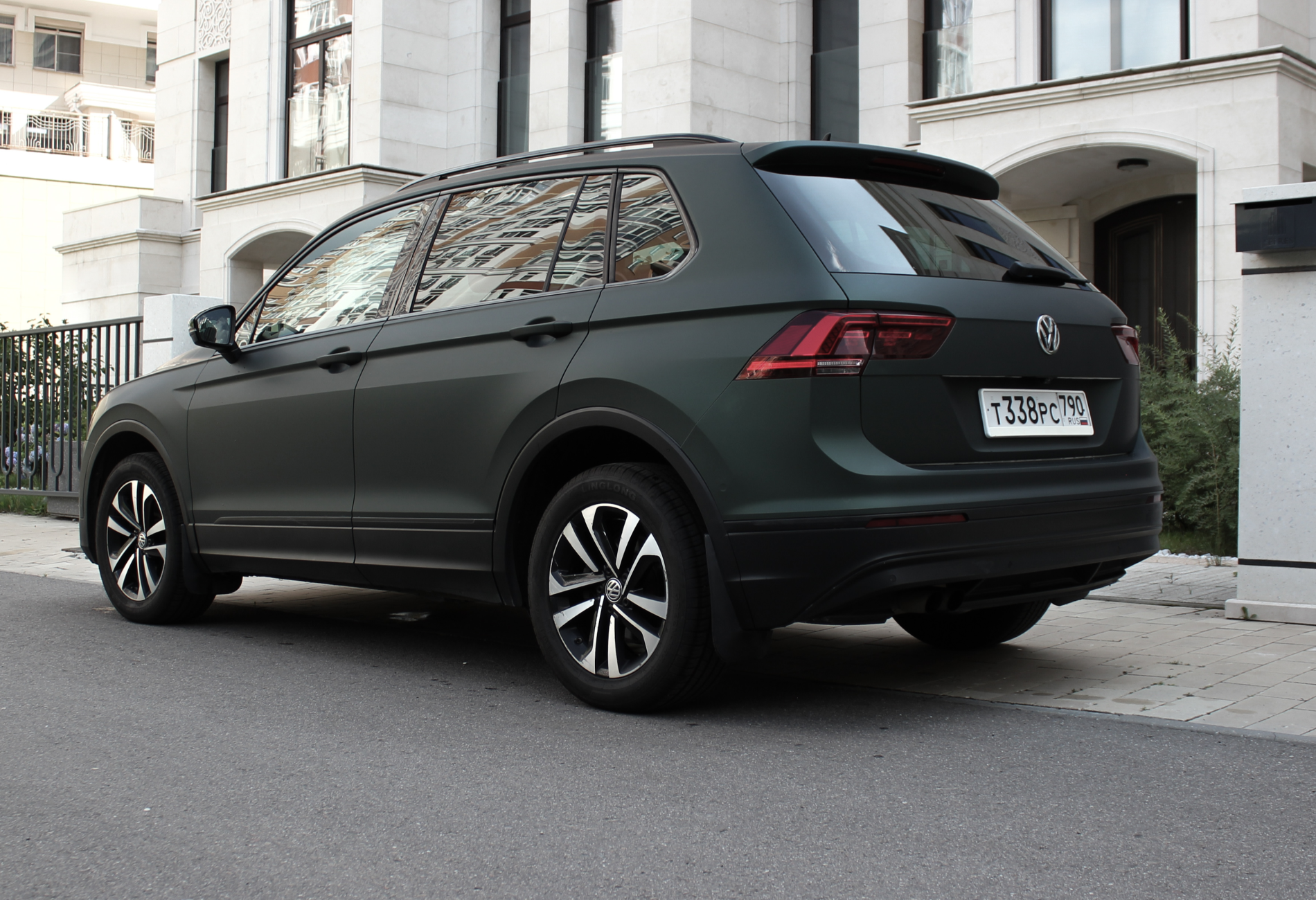 Аренда volkswagen tiguan бизнес класса 2019 года в городе Москва Славянский бульвар от 6200 руб./сутки, полный привод, двигатель: бензин, объем 1.4 литра, каско (Мультидрайв), ОСАГО (Мультидрайв), без водителя, недорого, вид 3 - RentRide