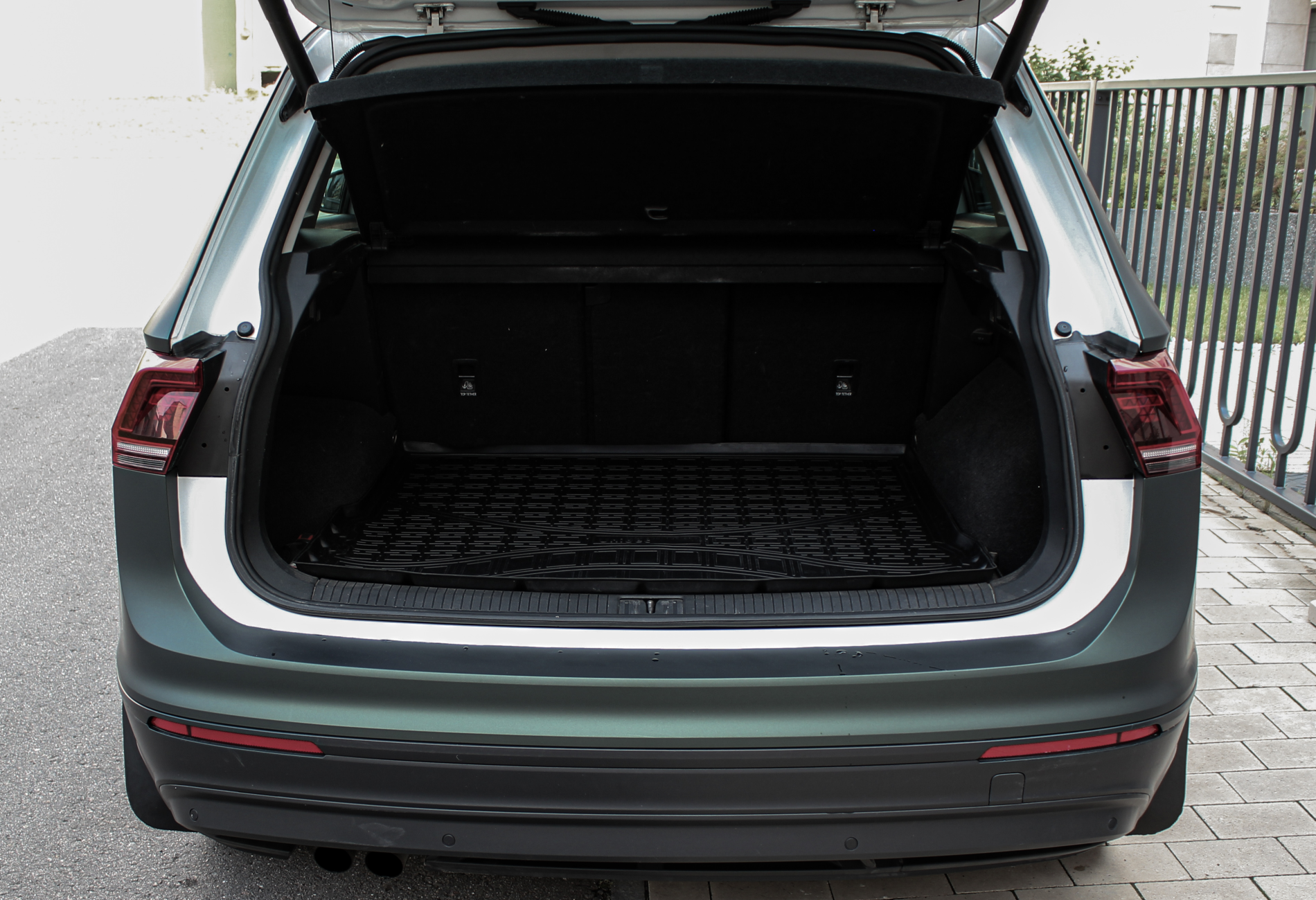 Аренда volkswagen tiguan бизнес класса 2019 года в городе Москва Славянский бульвар от 6200 руб./сутки, полный привод, двигатель: бензин, объем 1.4 литра, каско (Мультидрайв), ОСАГО (Мультидрайв), без водителя, недорого, вид 4 - RentRide