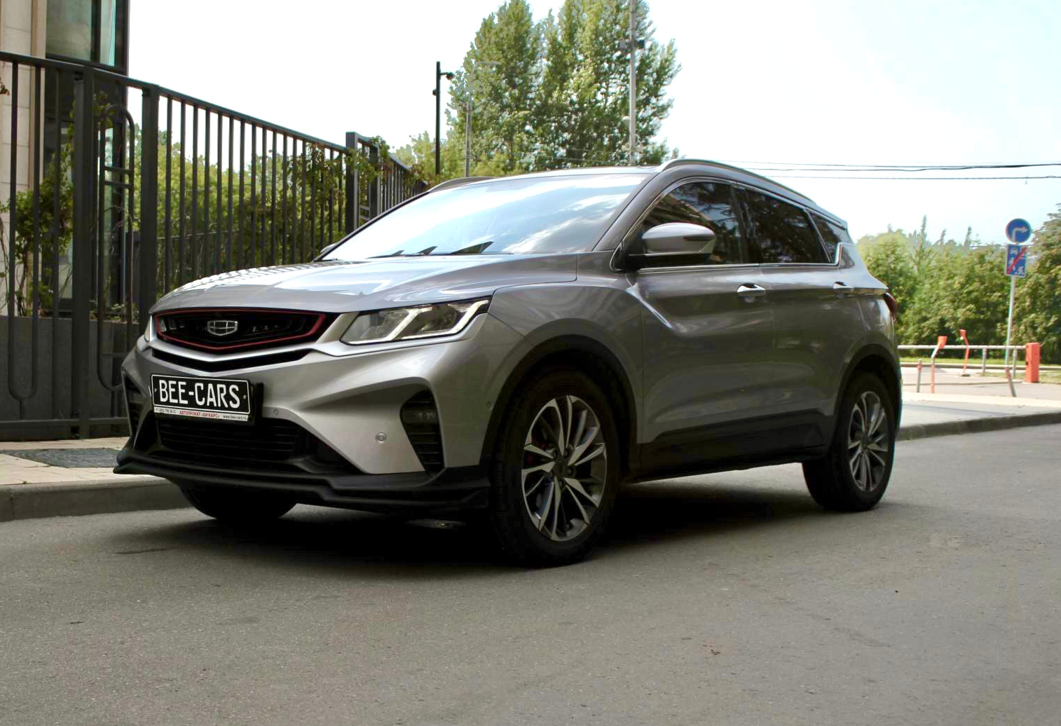 Аренда geely coolray стандарт класса 2023 года в городе Москва Славянский бульвар от 3800 руб./сутки, передний привод, двигатель: бензин, объем 1.5 литров, каско (Мультидрайв), ОСАГО (Мультидрайв), без водителя, недорого - RentRide