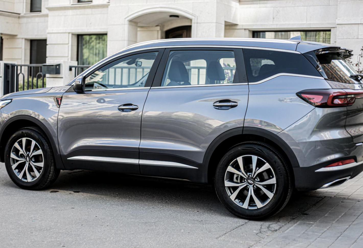Аренда chery tiggo-7-pro-max бизнес класса 2023 года в городе Москва Славянский бульвар от 5900 руб./сутки, передний привод, двигатель: бензин, объем 1.5 литров, каско (Мультидрайв), ОСАГО (Мультидрайв), без водителя, недорого, вид 6 - RentRide