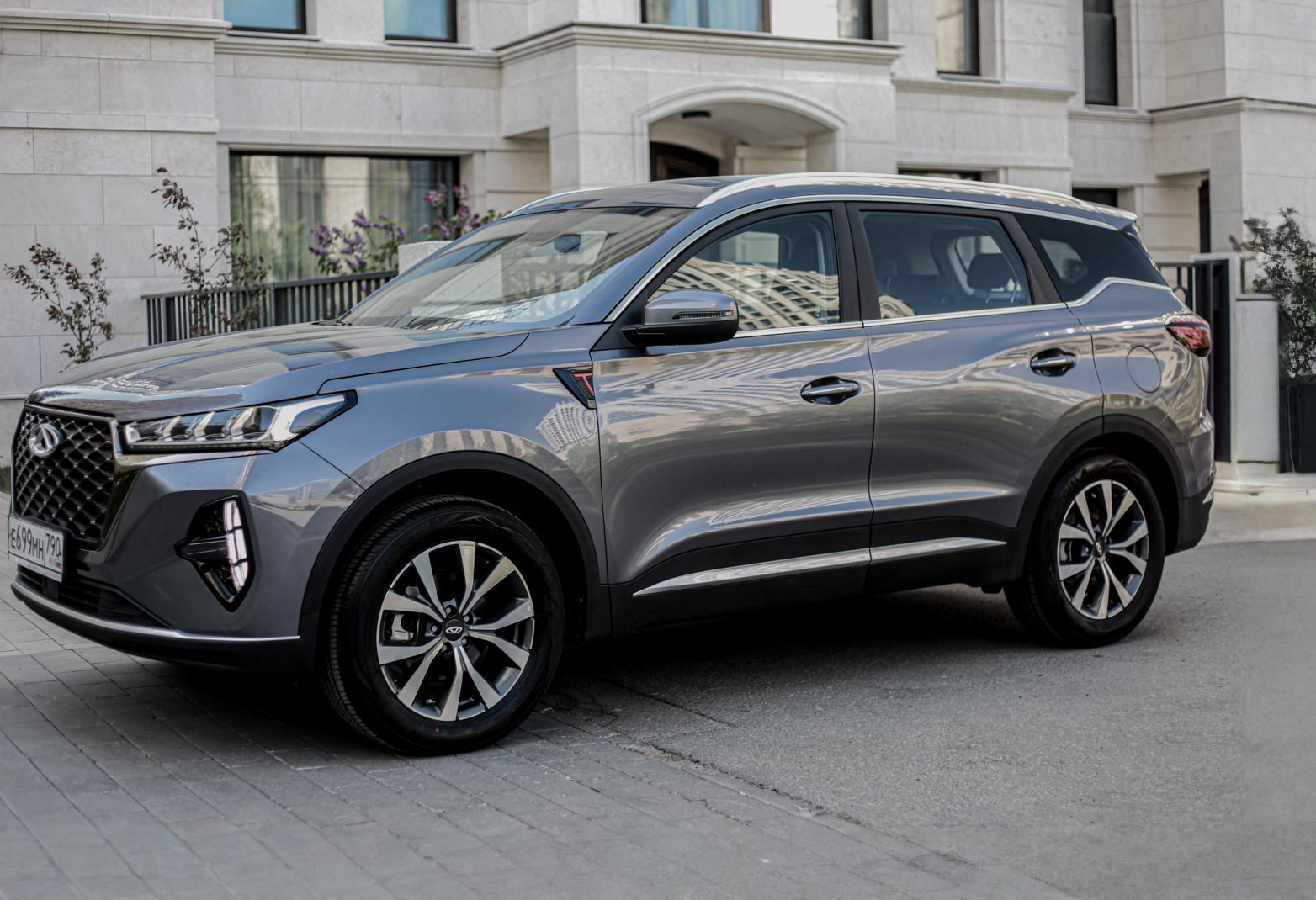 Аренда chery tiggo-7-pro-max бизнес класса 2023 года в городе Москва Славянский бульвар от 5900 руб./сутки, передний привод, двигатель: бензин, объем 1.5 литров, каско (Мультидрайв), ОСАГО (Мультидрайв), без водителя, недорого - RentRide