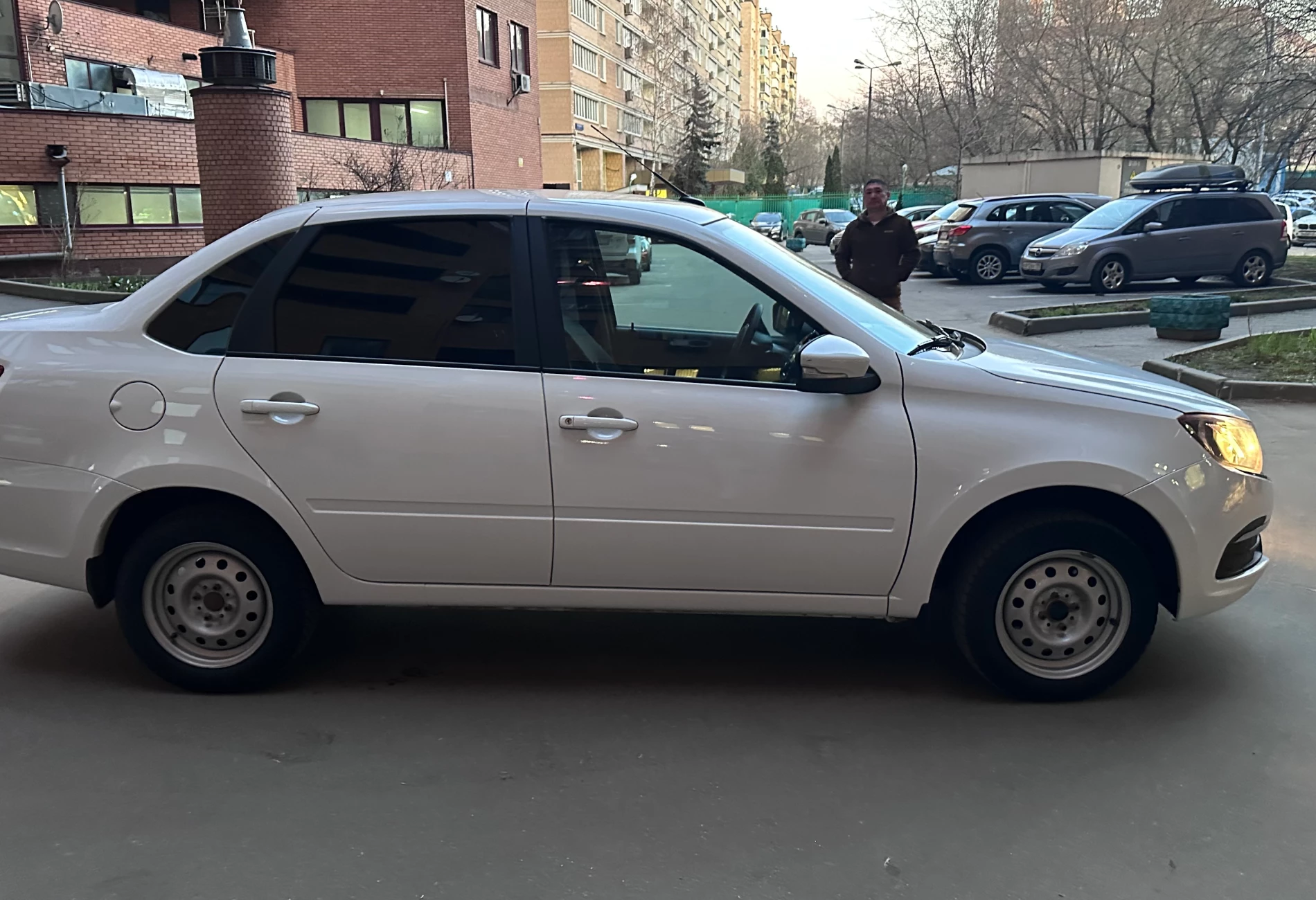 Аренда lada granta эконом класса 2024 года в городе Москва Дубровка от 2080 руб./сутки, передний привод, двигатель: бензин, объем 1.6 литров, ОСАГО (Мультидрайв), без водителя, недорого, вид 2 - RentRide