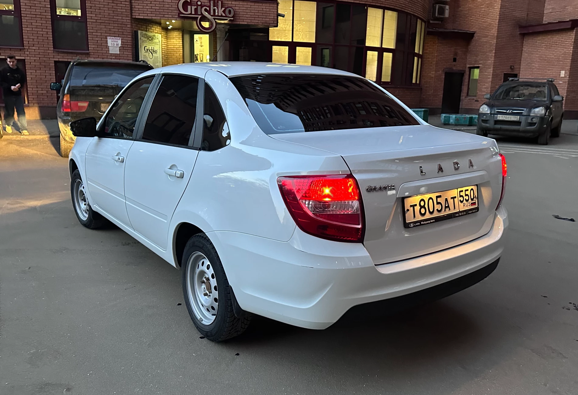 Аренда lada granta эконом класса 2024 года в городе Москва Дубровка от 2080 руб./сутки, передний привод, двигатель: бензин, объем 1.6 литров, ОСАГО (Мультидрайв), без водителя, недорого, вид 4 - RentRide