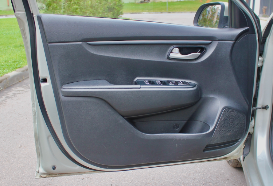 Аренда kia rio эконом класса 2020 года в городе Москва Матвеевское от 2800 руб./сутки, передний привод, двигатель: бензин, объем 1.6 литров, каско (Мультидрайв), ОСАГО (Мультидрайв), без водителя, недорого, вид 6 - RentRide