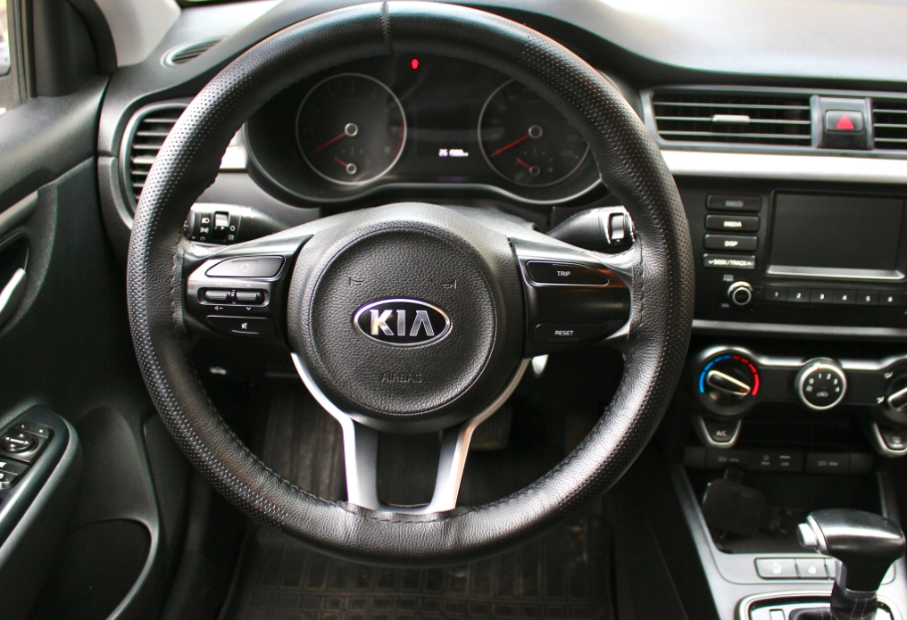 Аренда kia rio эконом класса 2020 года в городе Москва Матвеевское от 2800 руб./сутки, передний привод, двигатель: бензин, объем 1.6 литров, каско (Мультидрайв), ОСАГО (Мультидрайв), без водителя, недорого, вид 3 - RentRide