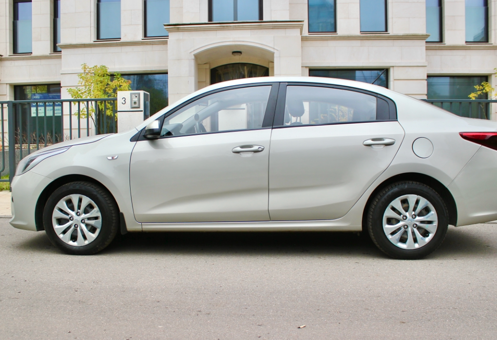 Аренда kia rio эконом класса 2020 года в городе Москва Матвеевское от 2800 руб./сутки, передний привод, двигатель: бензин, объем 1.6 литров, каско (Мультидрайв), ОСАГО (Мультидрайв), без водителя, недорого, вид 2 - RentRide