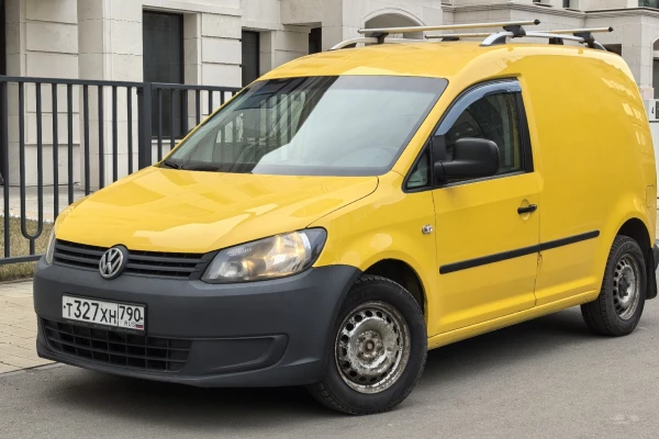 Прокат авто volkswagen caddy 2013 года в городе Москва Славянский бульвар от 3000 руб./сутки, передний привод, двигатель: дизель, объем 1.6 литров, каско (Мультидрайв), ОСАГО (Мультидрайв), без водителя, недорого - RentRide