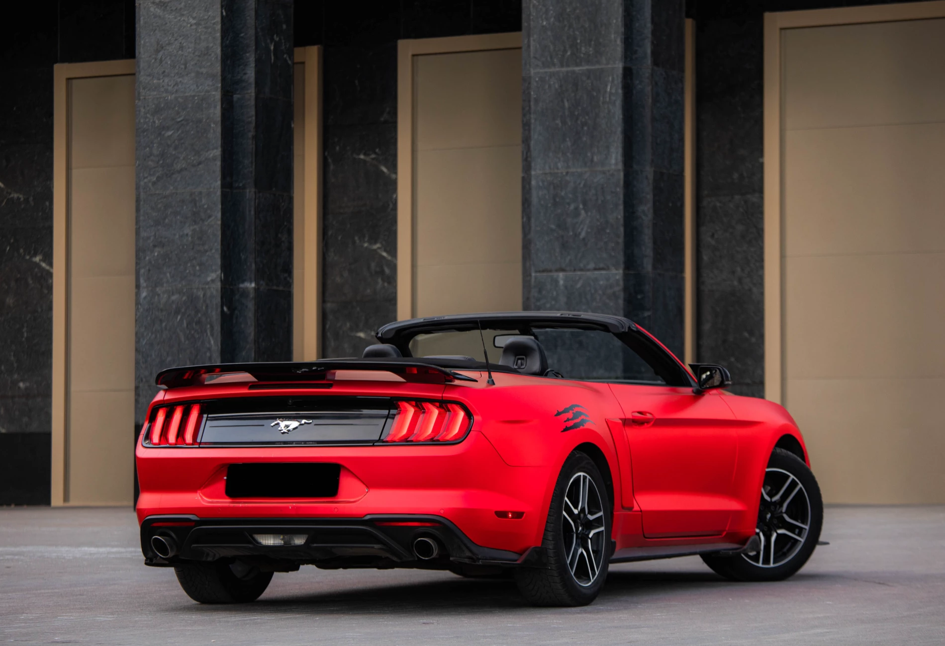Аренда ford mustang премиум класса 2019 года в городе Москва Профсоюзная от 19200 руб./сутки, задний привод, двигатель: бензин, объем 2.3 литра, ОСАГО (Впишу в полис), без водителя, недорого, вид 2 - RentRide