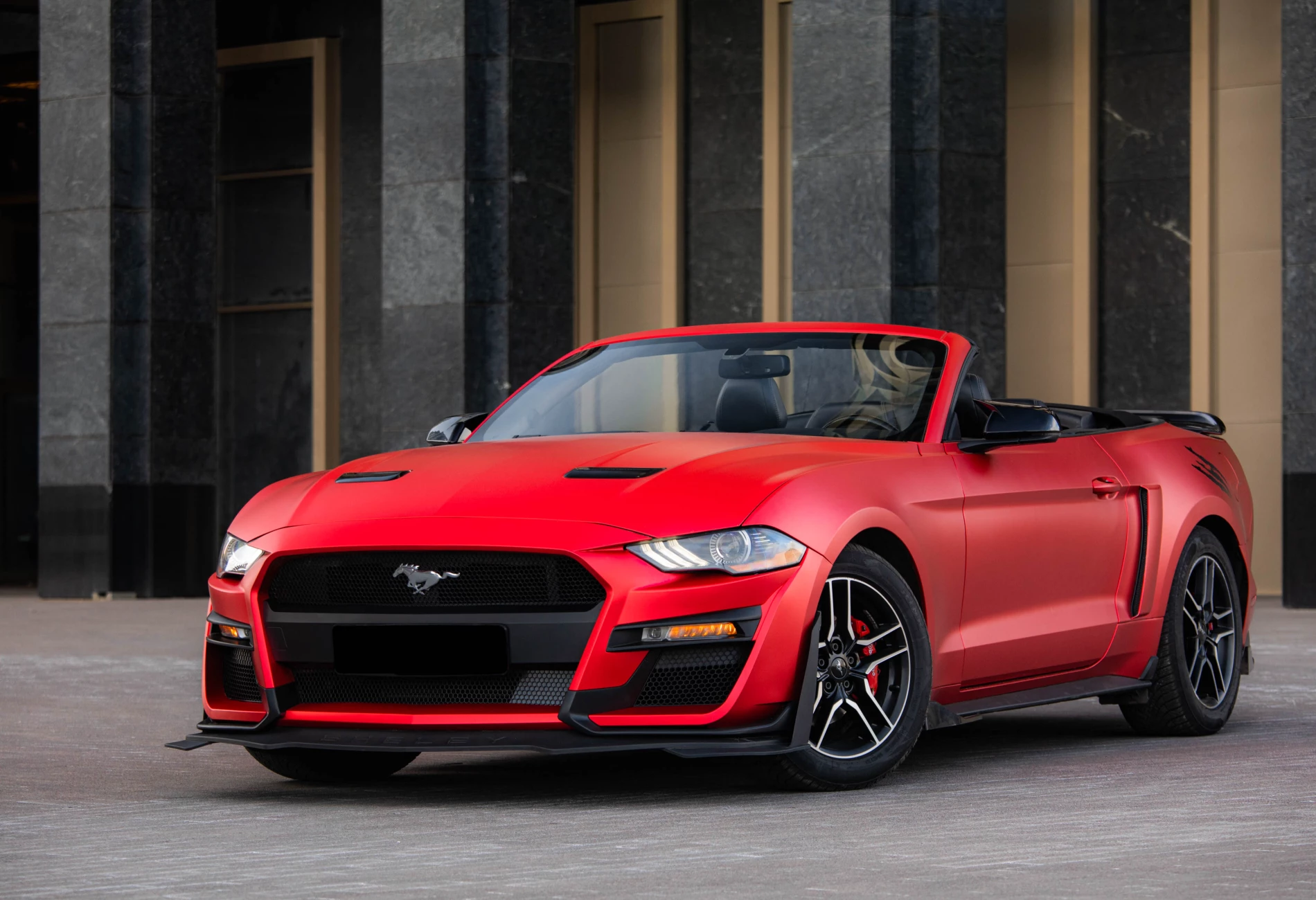 Аренда ford mustang премиум класса 2019 года в городе Москва Профсоюзная от 19200 руб./сутки, задний привод, двигатель: бензин, объем 2.3 литра, ОСАГО (Впишу в полис), без водителя, недорого - RentRide