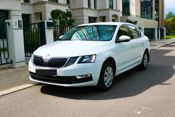 Прокат авто skoda octavia эконом класса 2019 года в городе Москва Матвеевское от 4200 руб./сутки, передний привод, двигатель: бензин, объем 1.6 литров, каско (Мультидрайв), ОСАГО (Мультидрайв), без водителя, недорого - RentRide