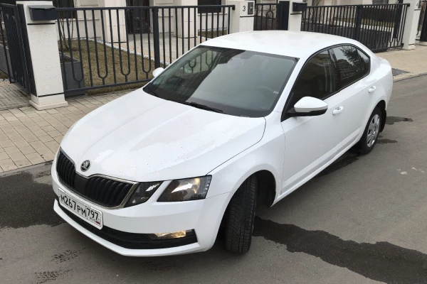 Прокат авто skoda octavia эконом класса 2019 года в городе Москва Матвеевское от 4200 руб./сутки, передний привод, двигатель: бензин, объем 1.6 литров, каско (Мультидрайв), ОСАГО (Мультидрайв), без водителя, недорого - RentRide