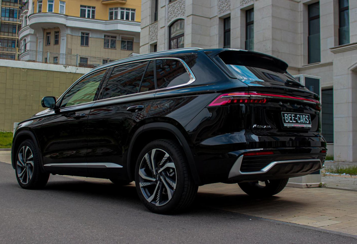 Аренда geely monjaro премиум класса 2024 года в городе Москва Матвеевское от 10000 руб./сутки, полный привод, двигатель: бензин, объем 2000 литров, каско (Мультидрайв), ОСАГО (Мультидрайв), без водителя, недорого, вид 7 - RentRide