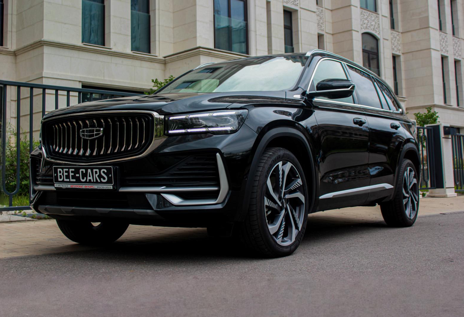 Аренда geely monjaro премиум класса 2024 года в городе Москва Матвеевское от 10000 руб./сутки, полный привод, двигатель: бензин, объем 2000 литров, каско (Мультидрайв), ОСАГО (Мультидрайв), без водителя, недорого - RentRide