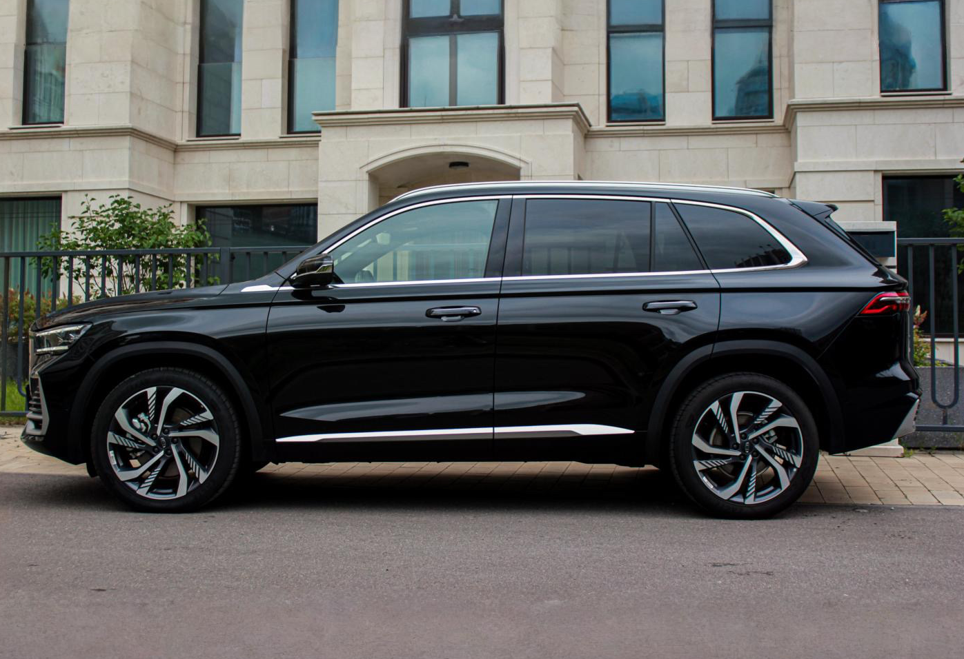 Аренда geely monjaro премиум класса 2024 года в городе Москва Матвеевское от 10000 руб./сутки, полный привод, двигатель: бензин, объем 2000 литров, каско (Мультидрайв), ОСАГО (Мультидрайв), без водителя, недорого, вид 2 - RentRide