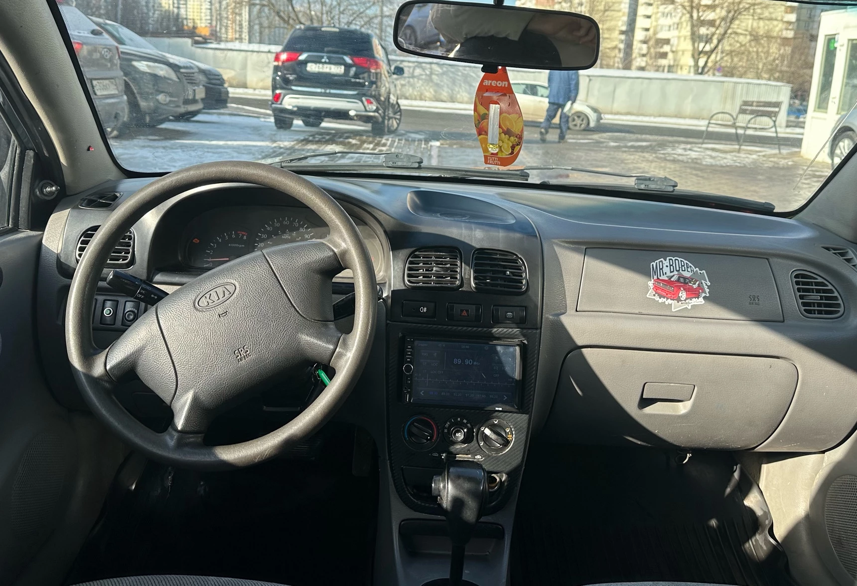 Аренда kia rio эконом класса 2002 года в городе Москва Остафьево от 1399 руб./сутки, передний привод, двигатель: бензин, объем 1.5 литров, без водителя, недорого, вид 4 - RentRide