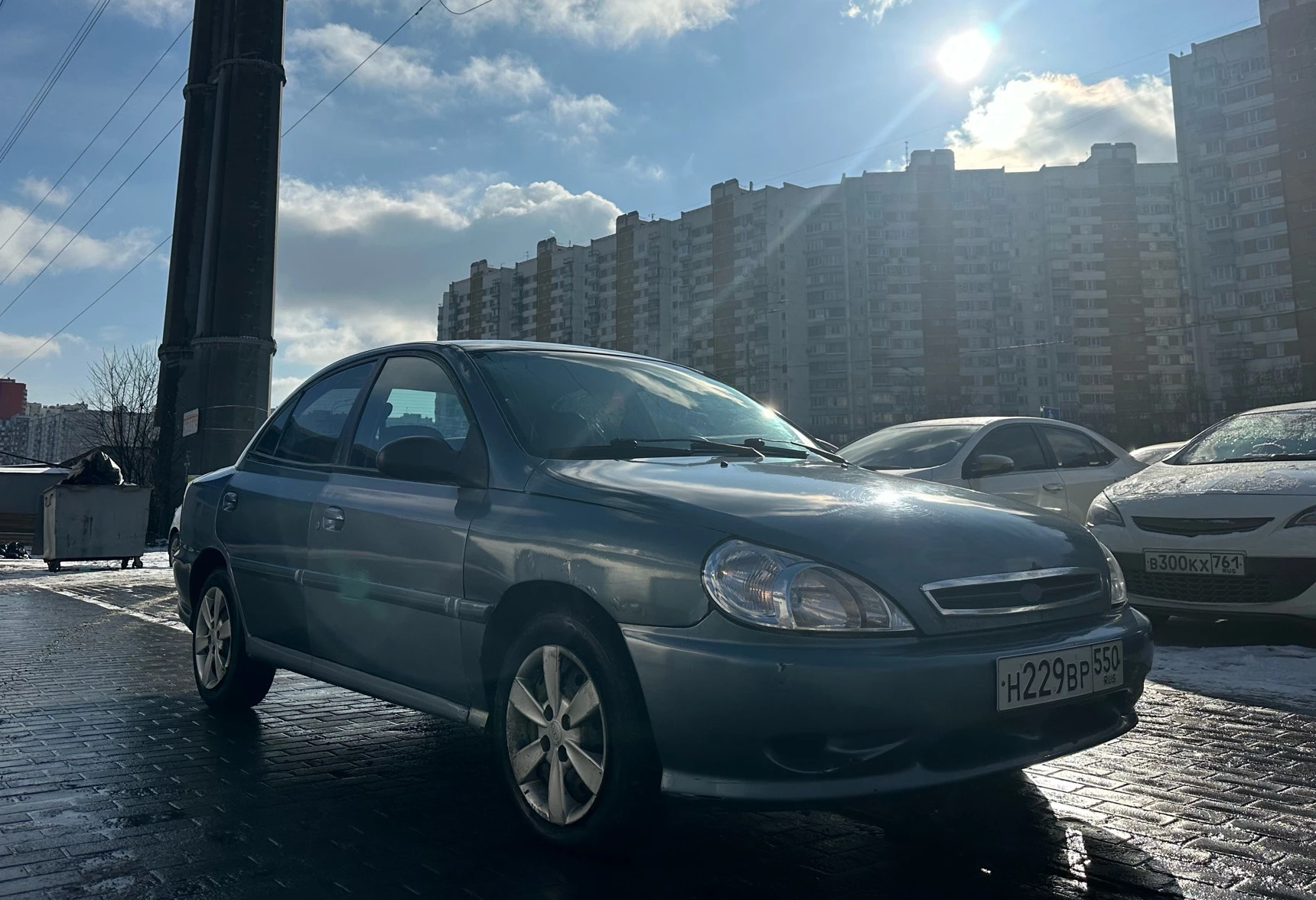 Аренда kia rio эконом класса 2002 года в городе Москва Остафьево от 1399 руб./сутки, передний привод, двигатель: бензин, объем 1.5 литров, без водителя, недорого - RentRide