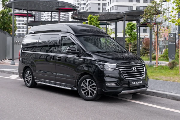 Прокат авто hyundai grand starex 2018 года в городе Москва Авиамоторная от 9200 руб./сутки, задний привод, двигатель: дизель, объем 2.5 литров, каско (Мультидрайв), ОСАГО (Мультидрайв), без водителя, недорого - RentRide
