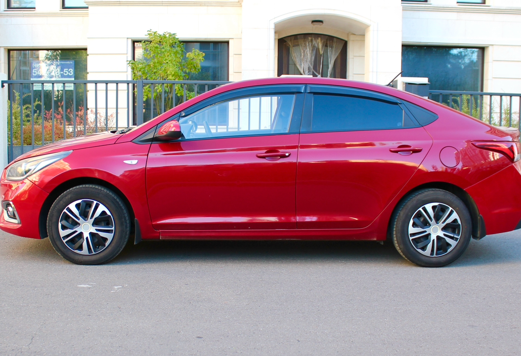 Аренда hyundai solaris эконом класса 2017 года в городе Москва Славянский бульвар от 2800 руб./сутки, передний привод, двигатель: бензин, объем 1.6 литров, без водителя, недорого, вид 2 - RentRide