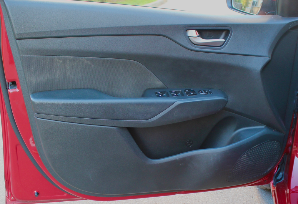 Аренда hyundai solaris эконом класса 2017 года в городе Москва Славянский бульвар от 2800 руб./сутки, передний привод, двигатель: бензин, объем 1.6 литров, без водителя, недорого, вид 6 - RentRide