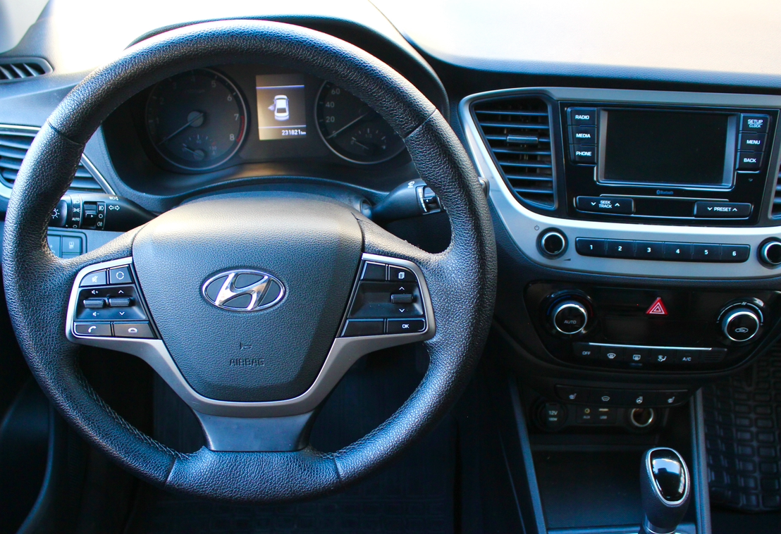 Аренда hyundai solaris эконом класса 2017 года в городе Москва Славянский бульвар от 2800 руб./сутки, передний привод, двигатель: бензин, объем 1.6 литров, без водителя, недорого, вид 3 - RentRide